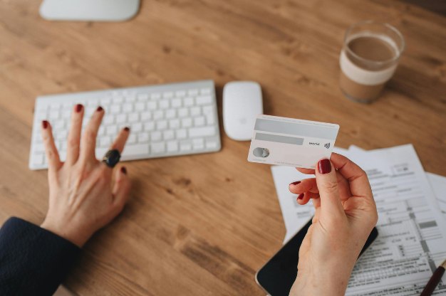 A diferencia de las tarjetas de crédito, las tarjetas de débito no generan historial crediticio.