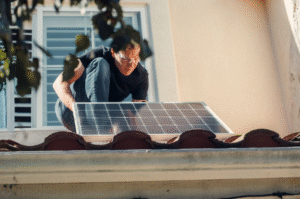 Los paneles solares ofrecen energía limpia y sostenible para cuidar el medio ambiente.