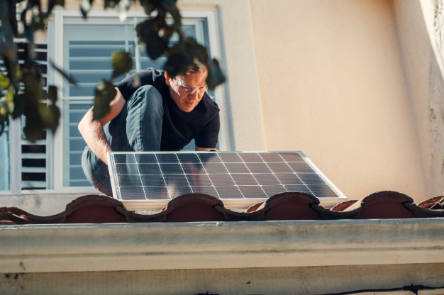 Los paneles solares ofrecen energía limpia y sostenible para cuidar el medio ambiente.